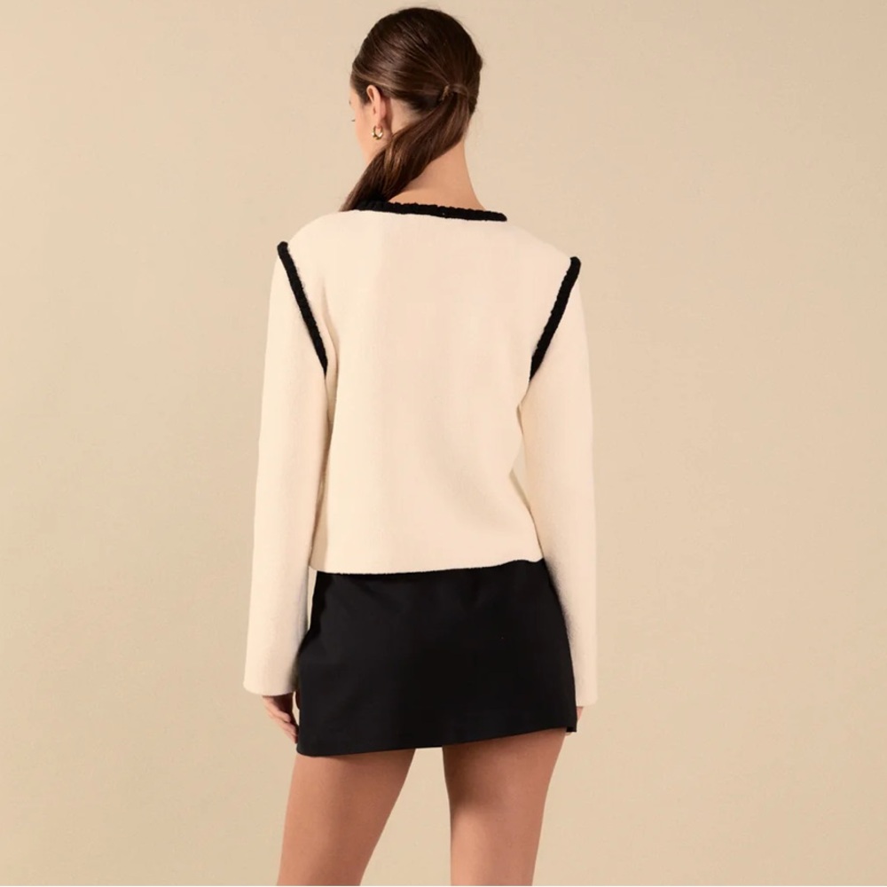 987 A • Ivory & Black Thick Boucle Knit Lady Jacket w/Pockets & Gold Buttons - Picture 6 of 8